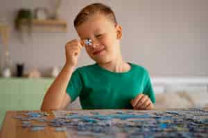 Foto grátis menino brincando com brinquedos de quebra-cabeça