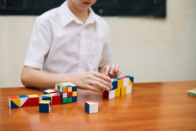 Foto grátis menino brincando com enigma