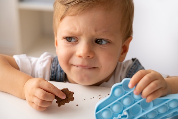 Foto grátis menino brincando com fidget em casa