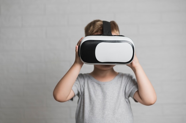 Menino brincando com fone de ouvido de realidade virtual