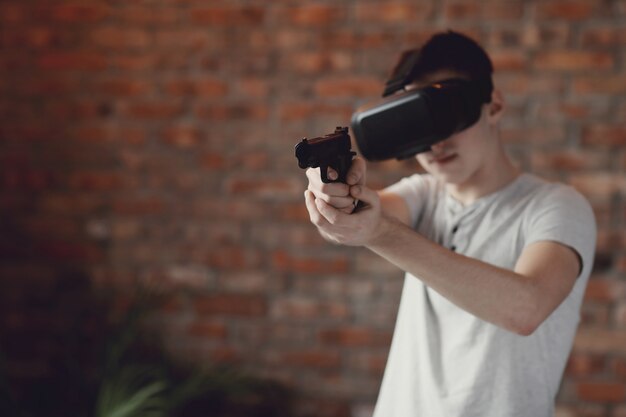 Menino brincando com fone de ouvido VR em casa