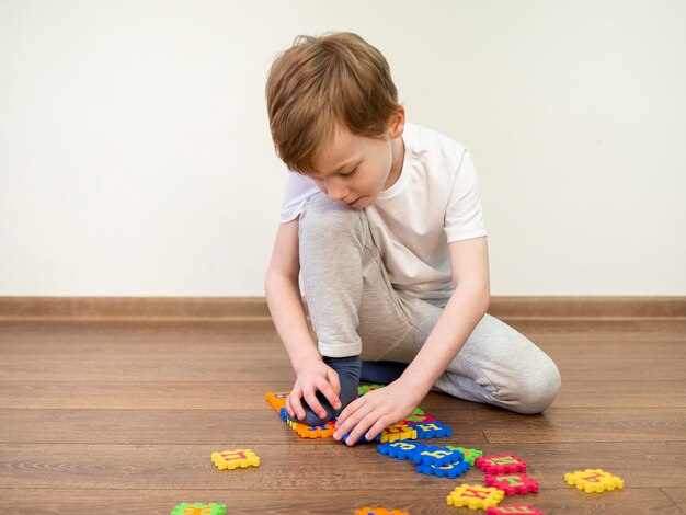 Menino brincando com jogo colorido