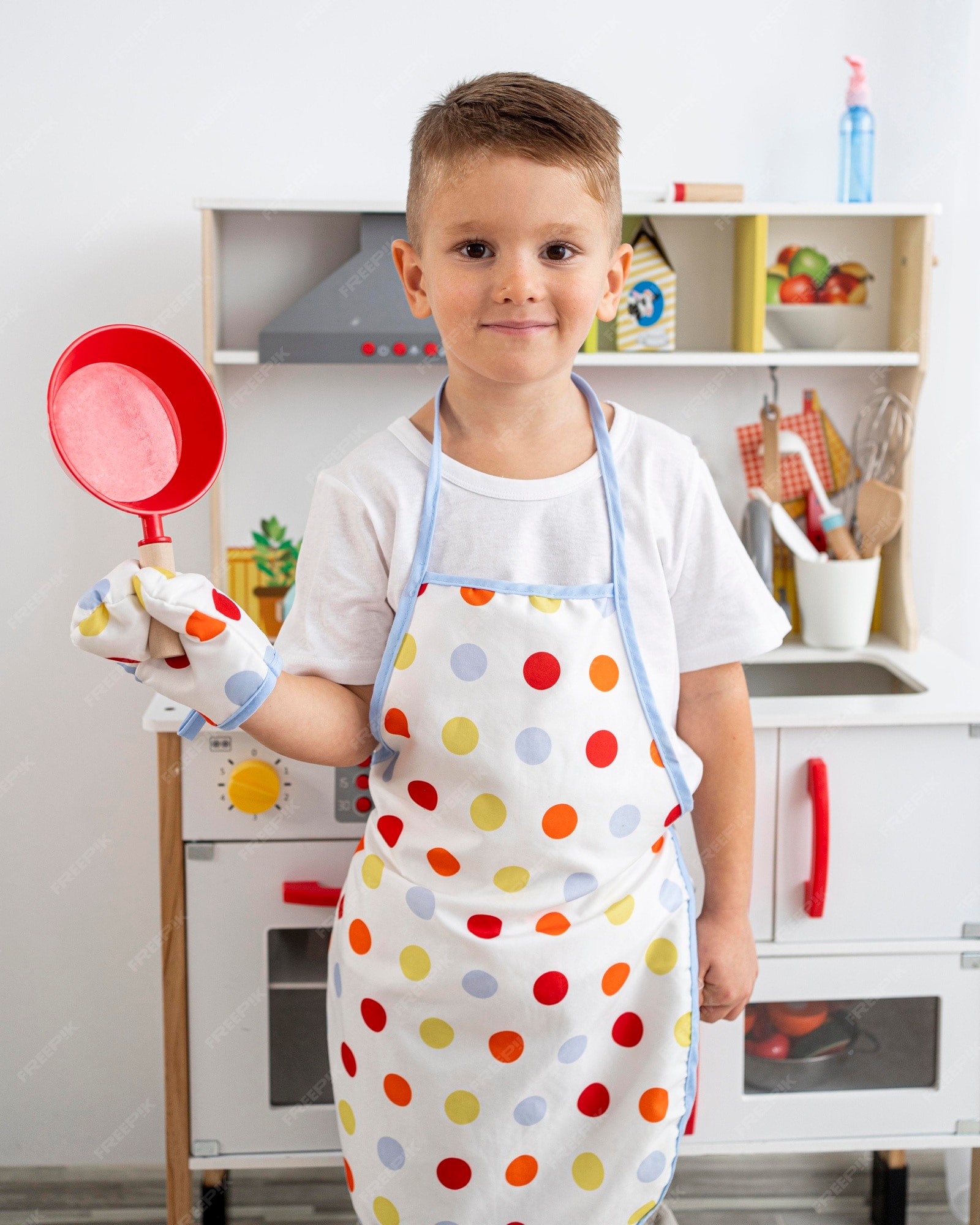 Menino brincando com um jogo de culinária dentro de casa