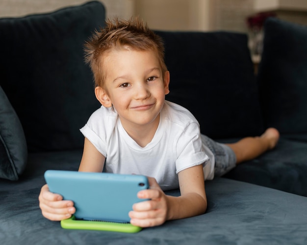 Foto grátis menino brincando no telefone