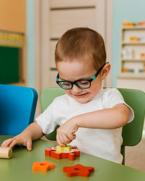 Foto grátis menino brincando