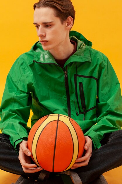 Menino close-up, segurando bola basquete