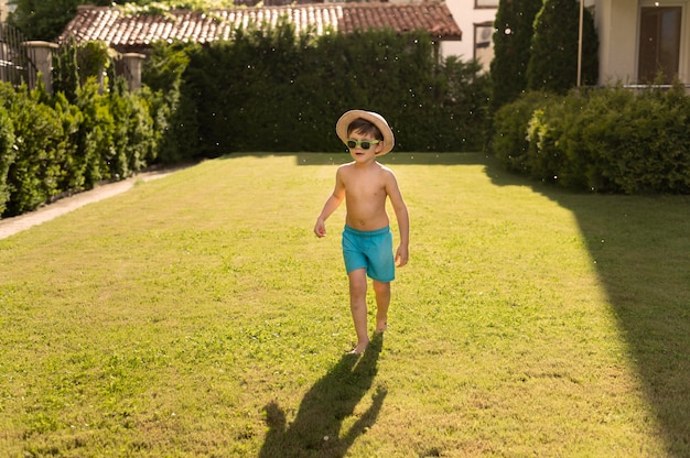 Foto grátis menino com chapéu e óculos de sol