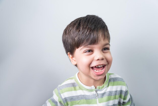 Menino com expressão divertida no rosto