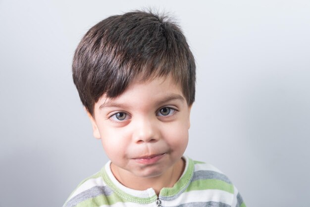 Menino com expressão divertida no rosto