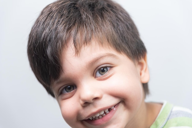 Menino com expressão divertida no rosto