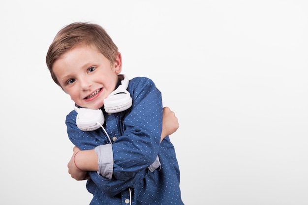 Menino, com, headphone, abraçar, mesmo