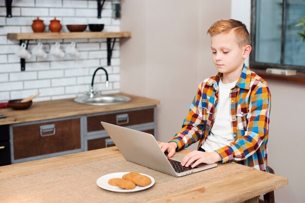 Menino, com, laptop, em, cozinha