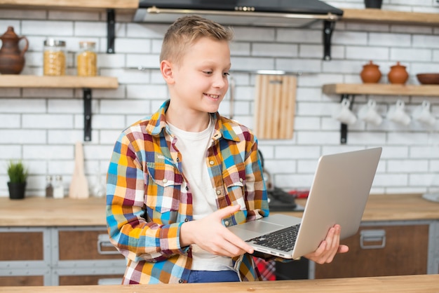 Menino, com, laptop, em, cozinha