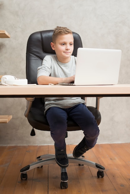 Menino, com, laptop, em, escritório