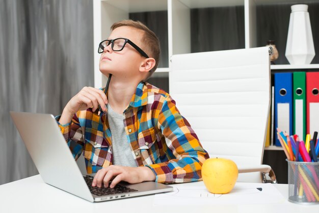 Menino, com, laptop, escrivaninha