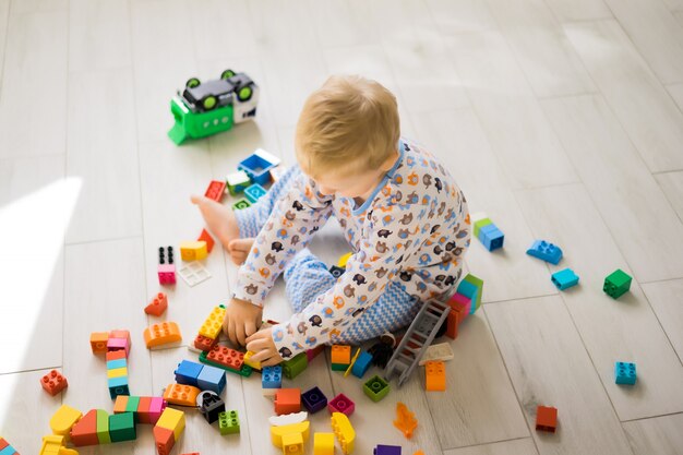 menino com mãe brincando no kit de construção colorido