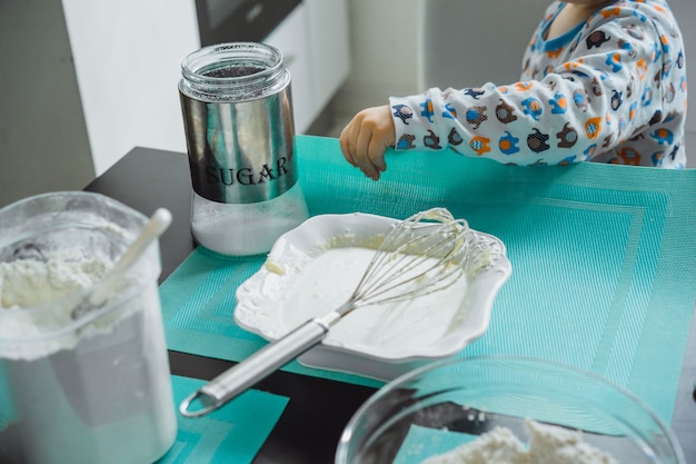 Foto grátis menino com mãe cozinhando na torta da cozinha