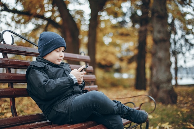 Menino com telefone