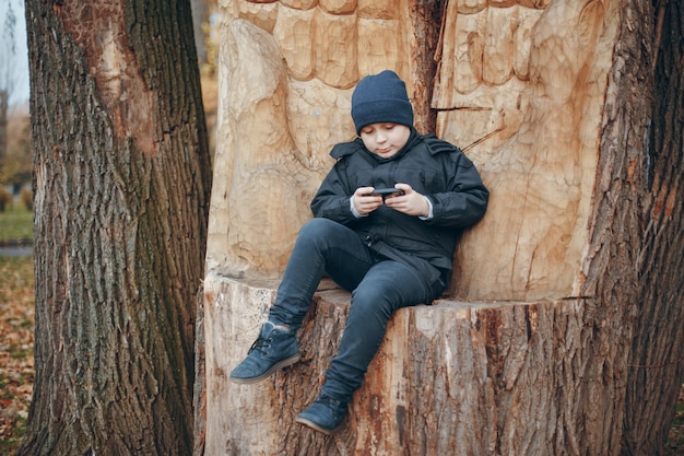 Menino com telefone