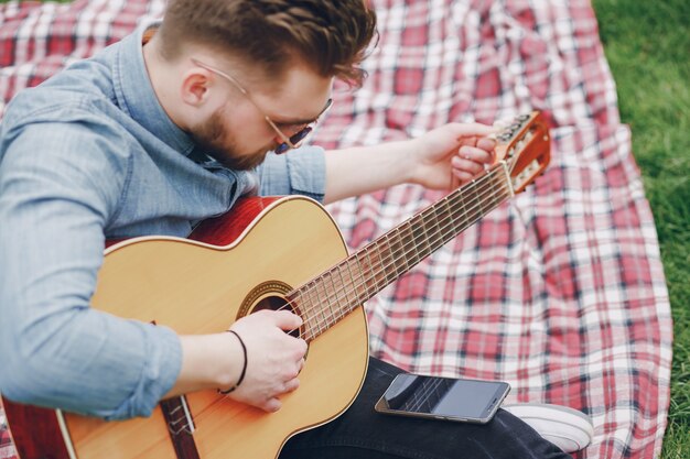 Menino com um violão