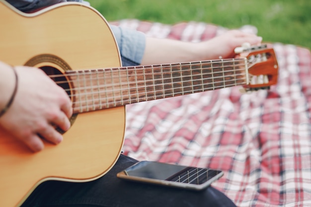 Menino com um violão