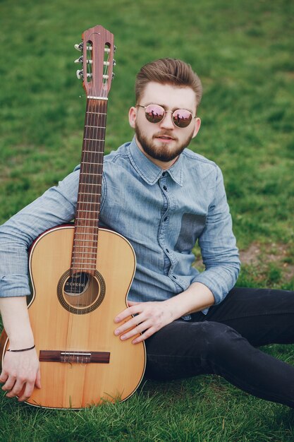 Menino com um violão