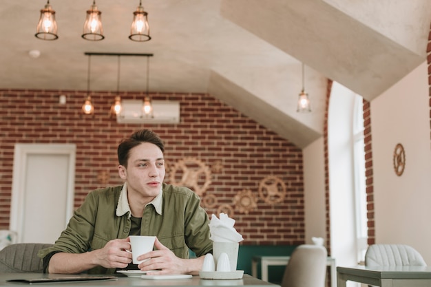 Foto grátis menino, comendo café, em, um, restaurante