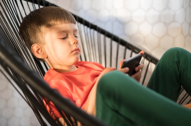 Menino de alto ângulo com tablet jogando