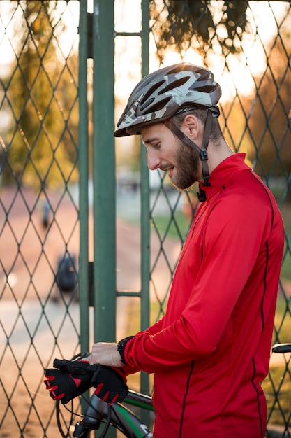 Menino de aptidão com bicicleta