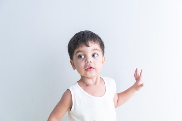 Menino de camiseta branca sobre fundo branco