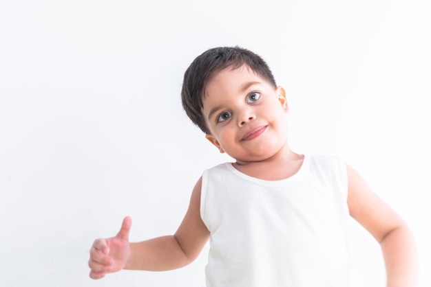 Menino de camiseta branca sobre fundo branco