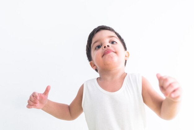 Menino de camiseta branca sobre fundo branco