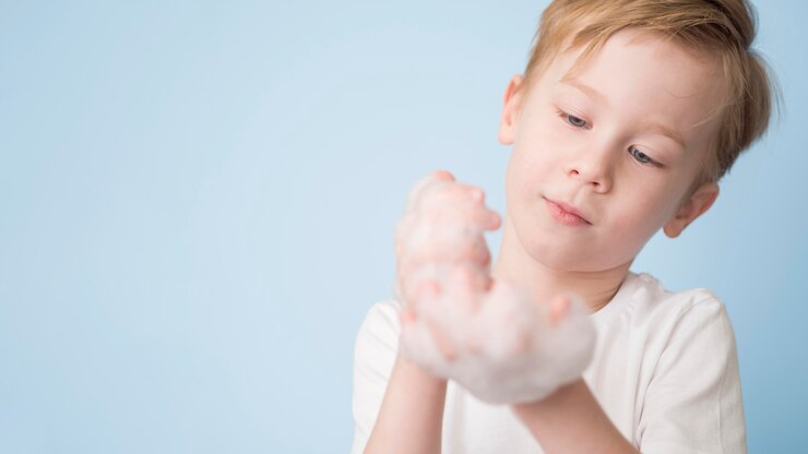 Foto grátis menino de cópia-espaço com espuma nas mãos