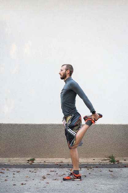 Foto grátis menino de fitness alongamento