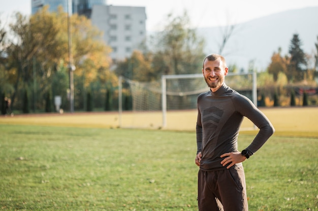 Foto grátis menino de fitness descansando