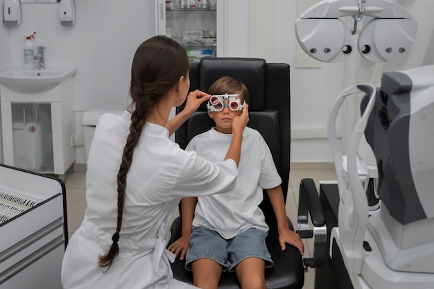 Foto grátis menino de frente no exame ocular