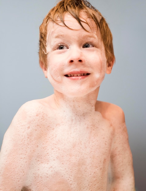 Foto grátis menino de retrato com espuma no corpo