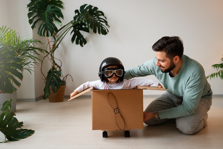 Foto grátis menino de tiro completo e pai brincando juntos