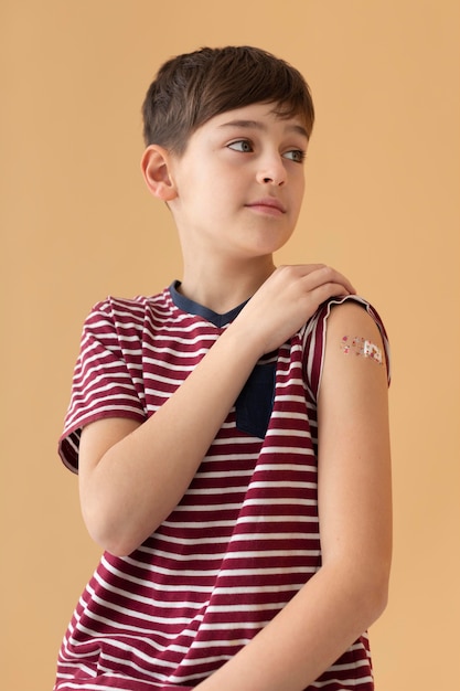 Menino de tiro médio após vacina