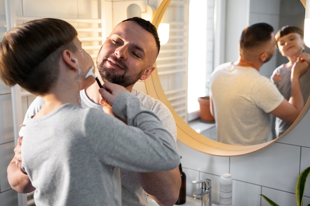 Menino de tiro médio aprendendo a fazer a barba