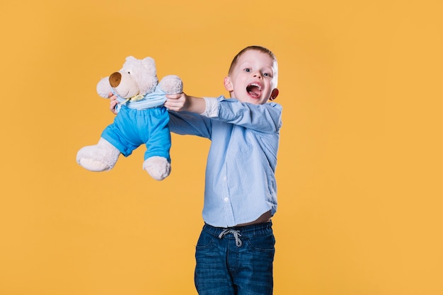 Foto grátis menino, deitando, com, urso teddy