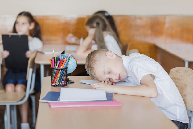 Menino, dormir, durante, lição, em, escola