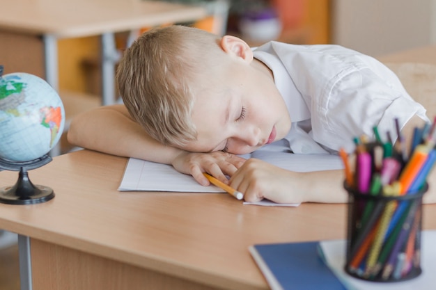 Menino, dormir, escrivaninha, em, sala aula