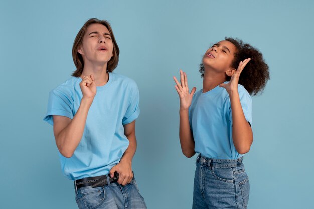 Menino e menina adolescente posando juntos