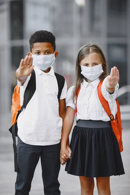 Foto grátis menino e menina de raças mistas no parque