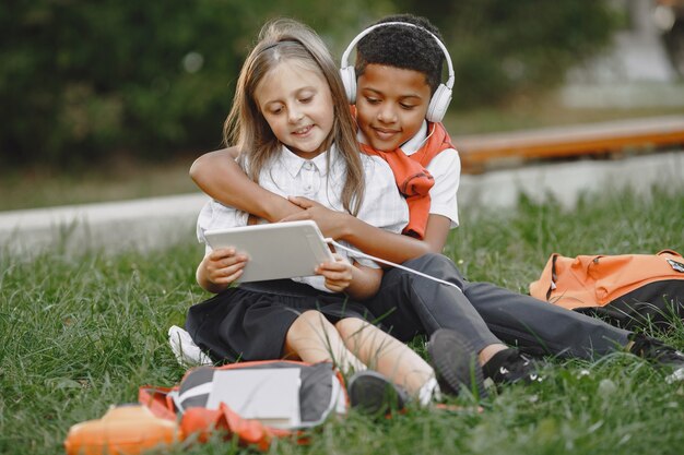 Menino e menina de raças mistas no parque