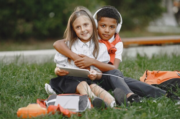 Menino e menina de raças mistas no parque