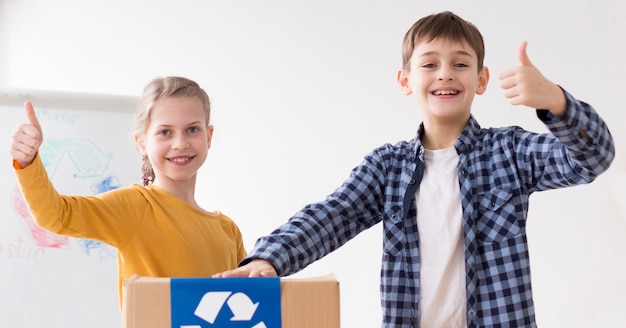 Menino e menina felizes em reciclar