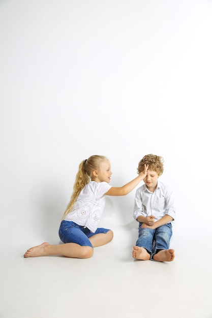 Menino e menina, melhores amigos ou irmão e irmã se divertindo