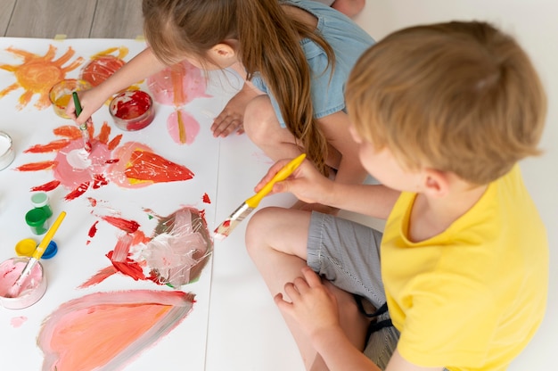 Foto grátis menino e menina pintando juntos de perto